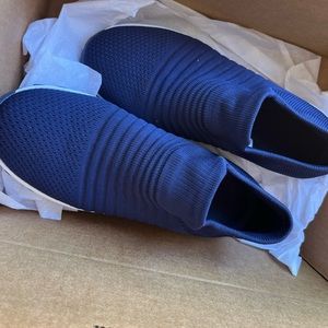 7.5 great color blue slip on.